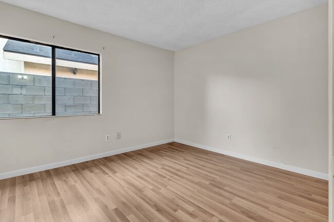 Building Photo - 1688 Bruin St