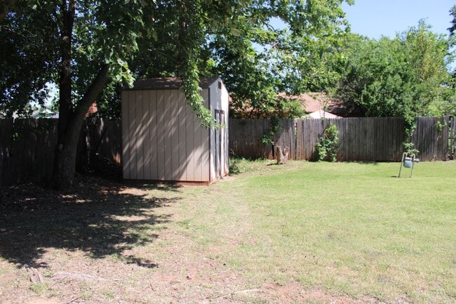 Building Photo - Newly Remodeled! Close to Tinker