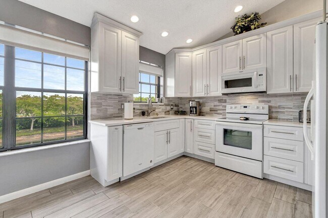 Building Photo - 8320 Waterline Dr