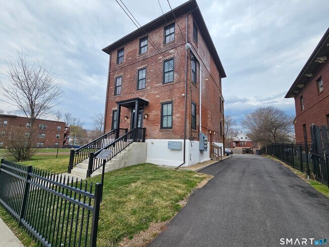 Building Photo - 94-96-96 Edwards St