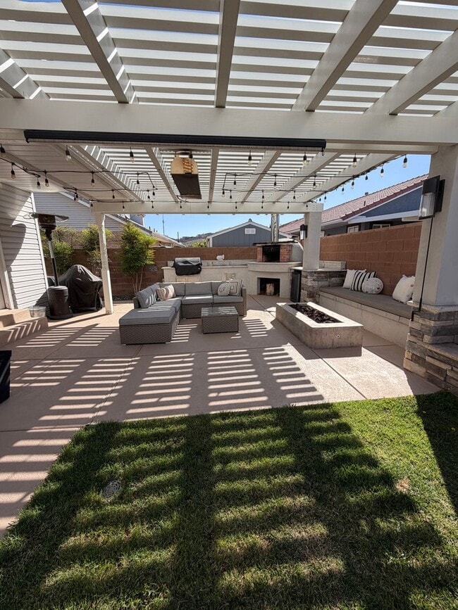 Building Photo - Beautiful 4 bedroom, 3 bathroom Home with a pool!!