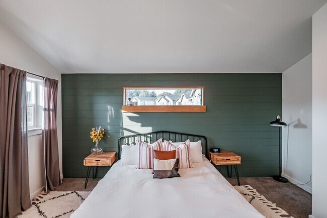 Building Photo - Beautiful 3 Bedroom on Large Corner Lot!