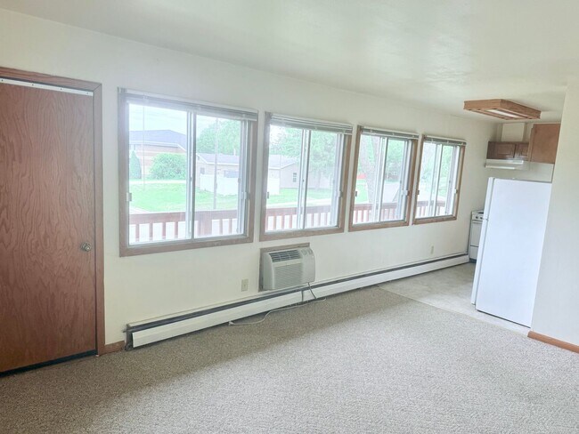 Building Photo - 1156 W Carriage Dr