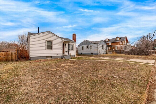 Building Photo - "Charming 3-Bed, 2-Bath Haven in Englewood – 1,499 Sq Ft of Comfort!"