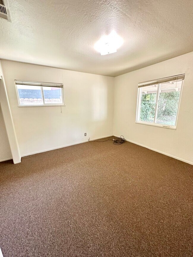 Building Photo - Super close to UC Davis and University Shopping mall-- 4 bedrooms and 2 bathrooms