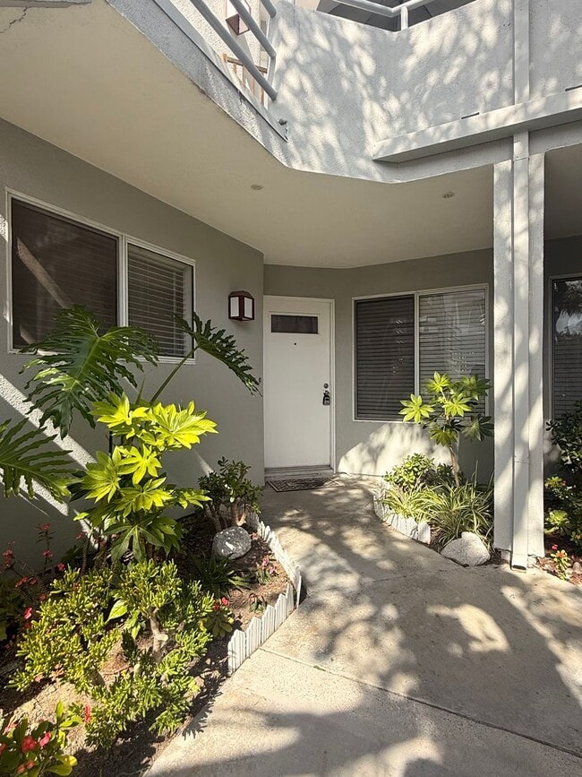 Building Photo - Ground Floor 2bed Condo w/ attached garage