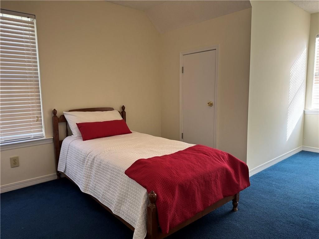 Building Photo - 207 E Maple Ave