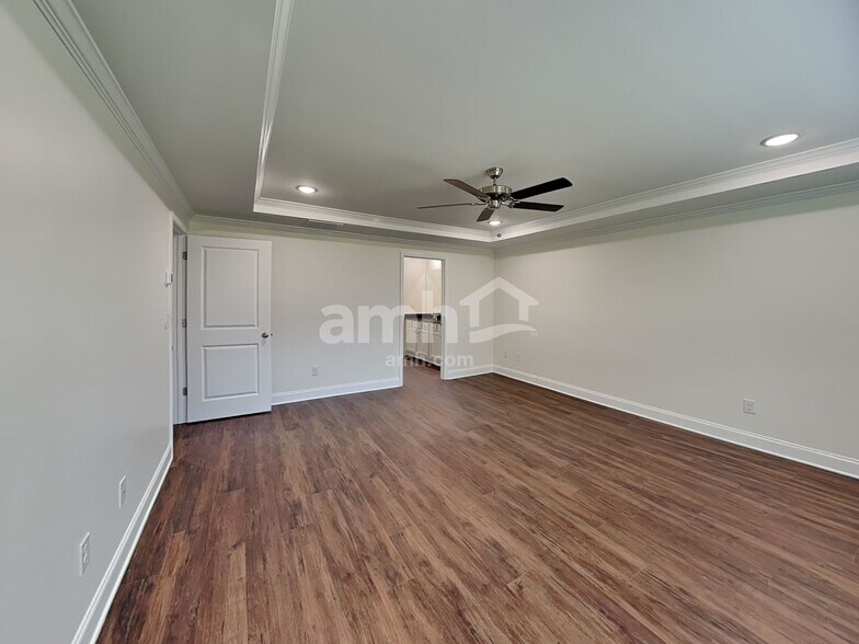 Building Photo - 13009 Redwind Dr