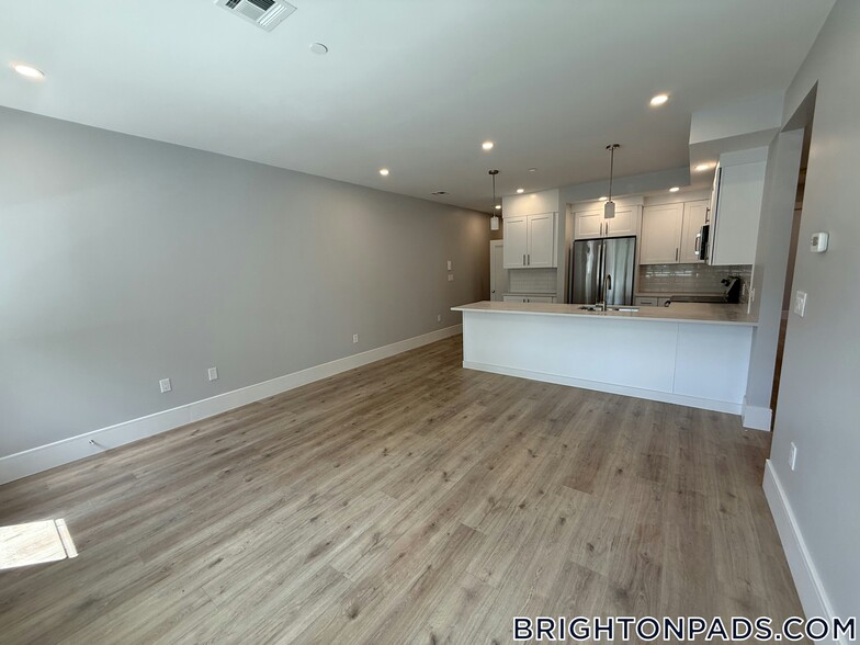 Building Photo - 124 Kenrick St
