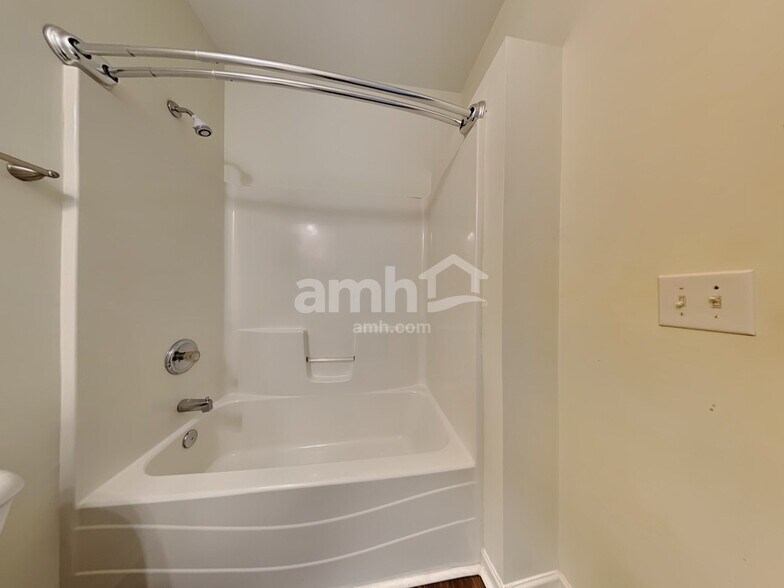 Building Photo - 192 Greenview Dr