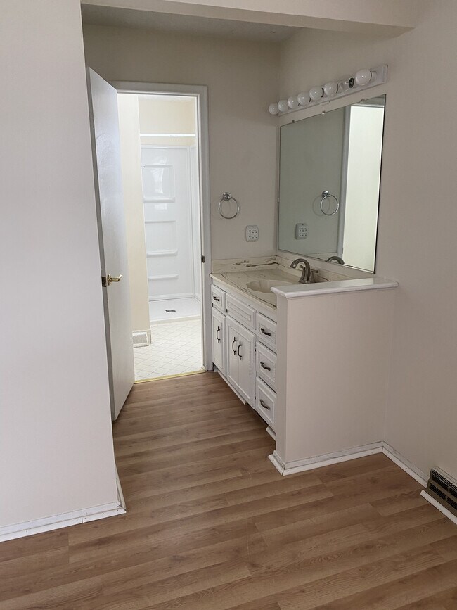 Building Photo - 14706 Harvey Oaks Ave