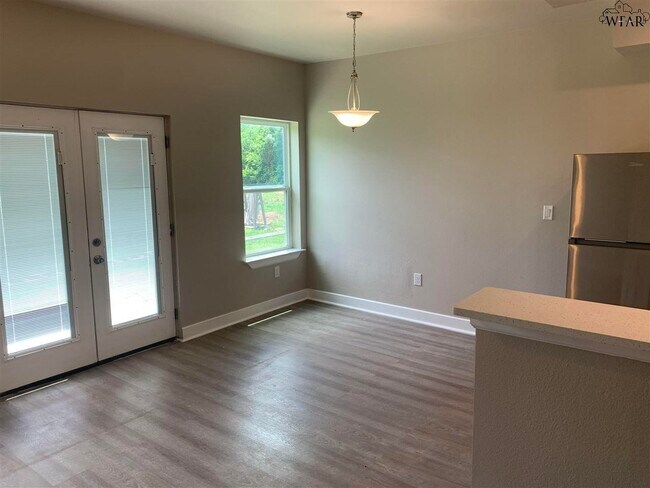 Building Photo - 438 W College St