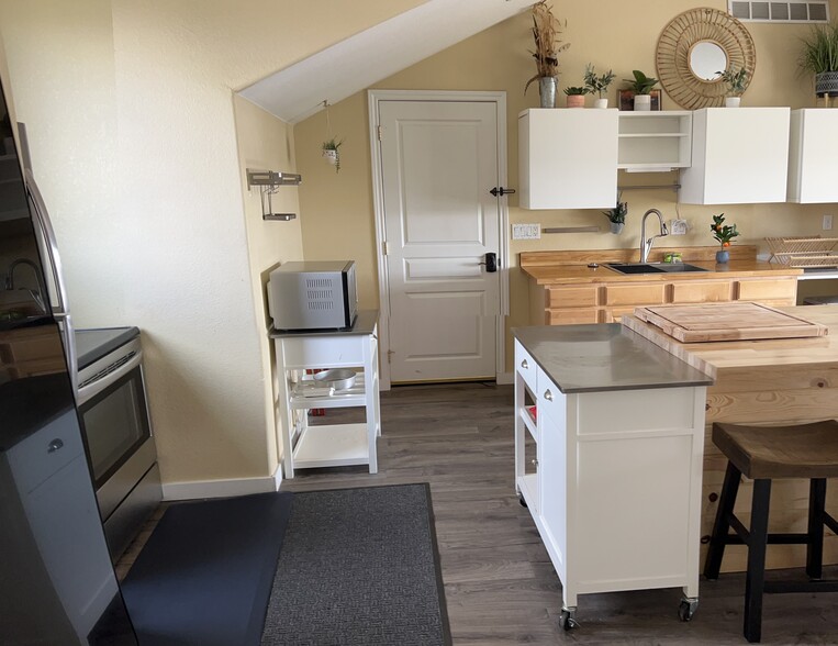 Open plan kitchen and dining - 15074 Lindark St