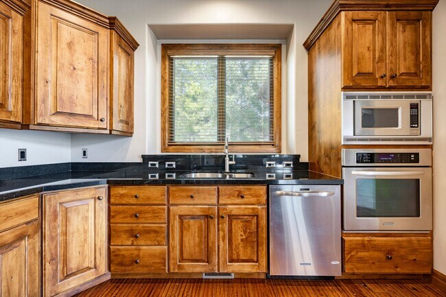 Building Photo - Luxury Mountain Retreat in Jeremy Ranch
