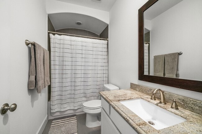 Building Photo - 816 Ennis St