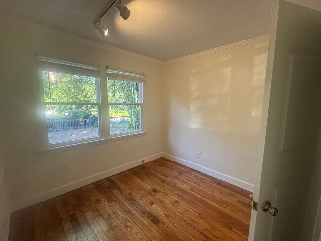 Building Photo - Beautifully Kept Historic Home!!