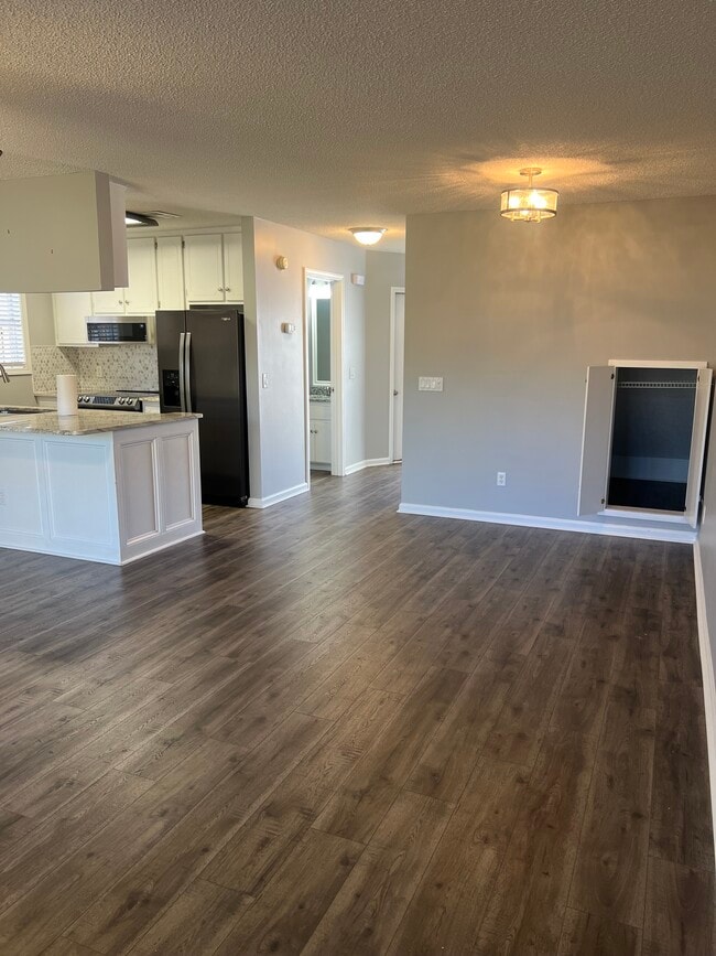 Building Photo - 160 Commons Dr