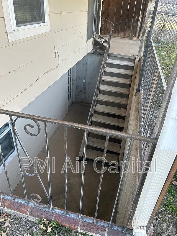 Building Photo - 1530 N Maybelle St