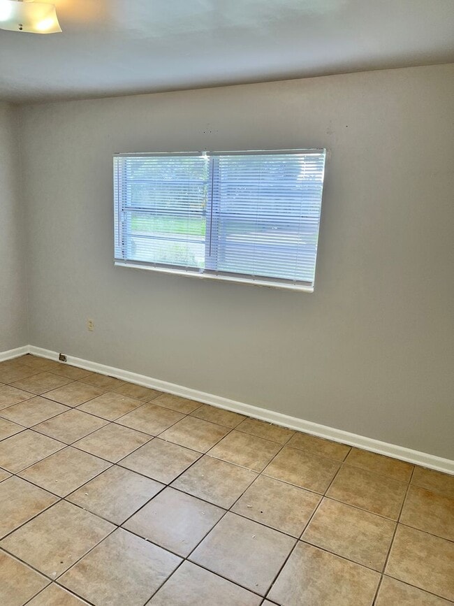 Building Photo - 2 BEDROOM 1 BATH SINGLE FAMILY HOME WITH A SEPARATE DEN (POSSIBLE 3RD BEDROOM)