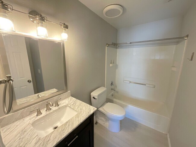 Building Photo - 2 Bedroom Townhome Available Near S Circle...