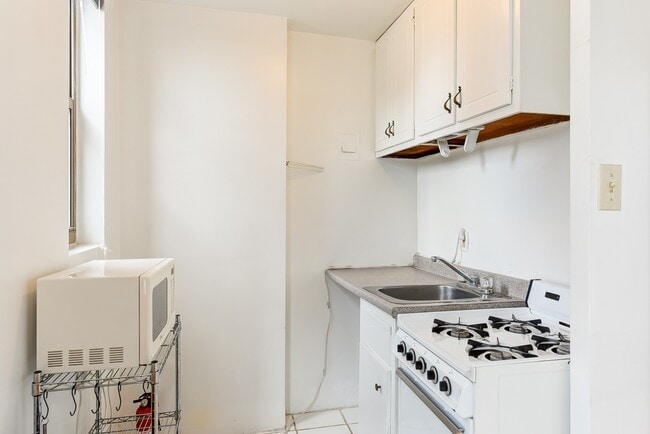Building Photo - Charming & Bright Junior One Bedroom at Ri...