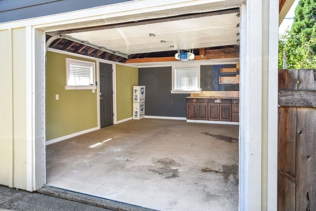 Building Photo - 4 Bedroom 2 Bathroom Home in Salem