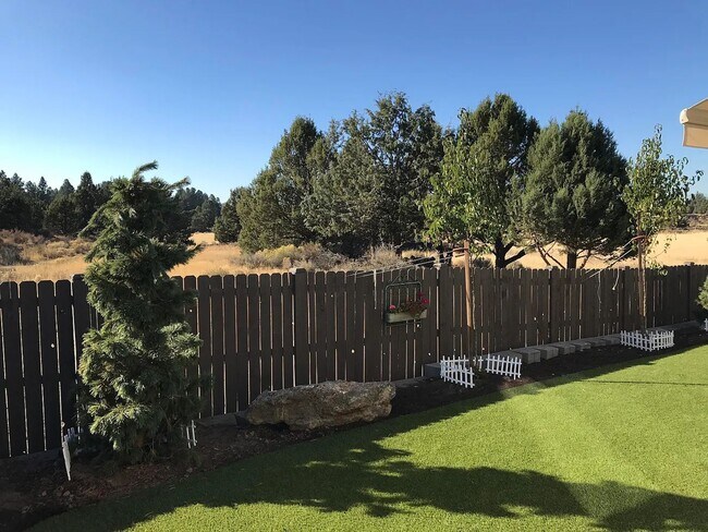 Building Photo - Gorgeous single-level 3x2 with fully fence...