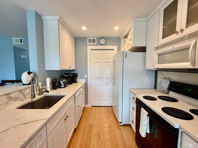 Building Photo - 200 Pensacola Beach Rd