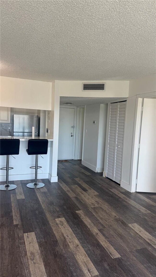 Building Photo - 4174 Inverrary Dr