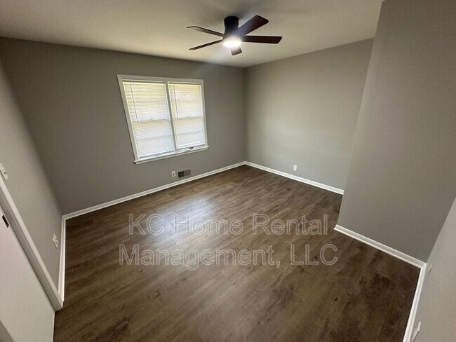 Building Photo - 4901 N Flora Ave