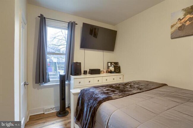 Building Photo - 409 7th St