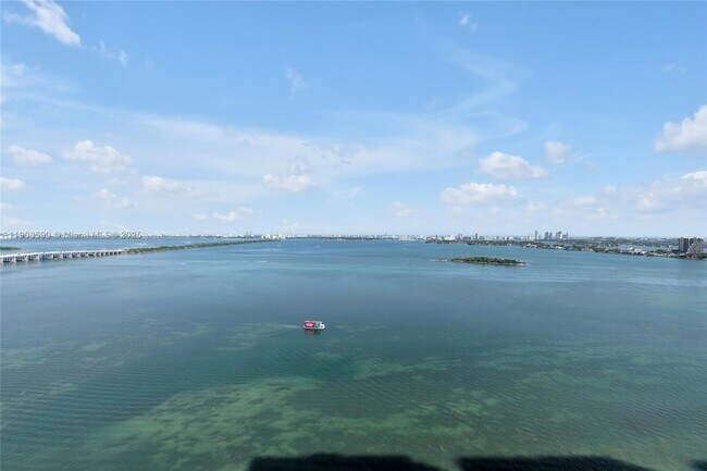 Building Photo - 700 NE 26th Terrace