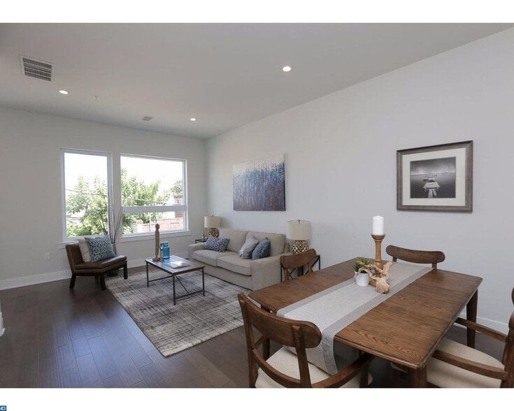 Living Room - 2716 W Cabot St