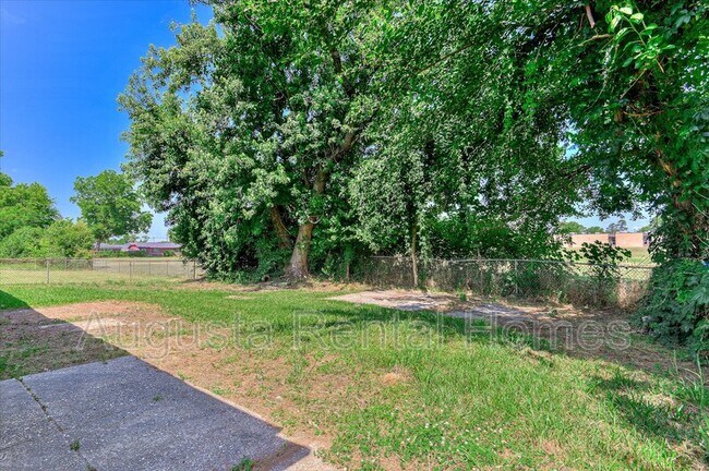 Building Photo - 329 E View Dr