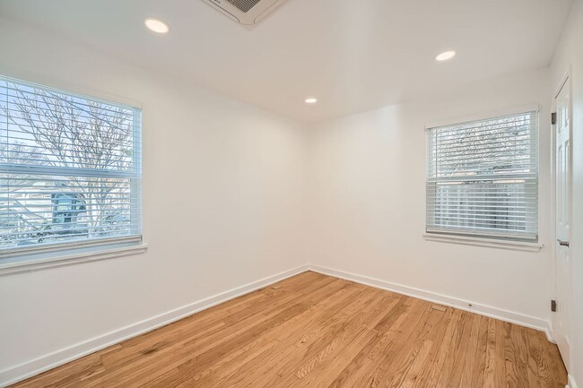 Building Photo - Beautiful Remodel in City Park North- Move...