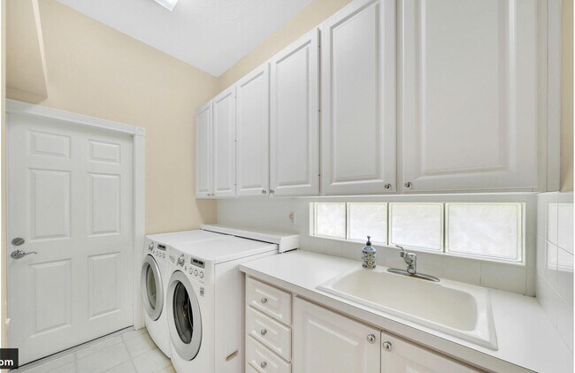 Building Photo - 4784 Blossom Dr