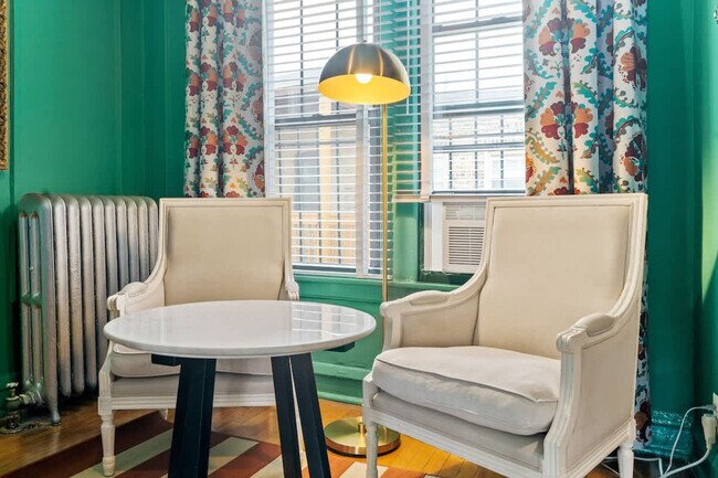 Building Photo - 927 W Oakdale Ave