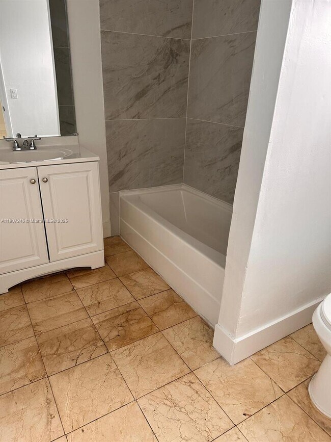 Building Photo - 633 NW 20th St