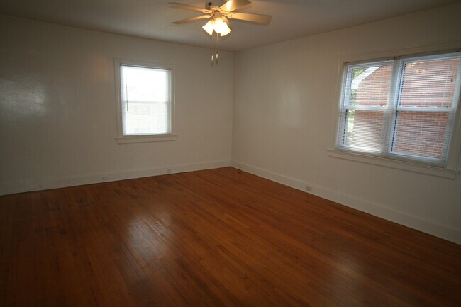 Building Photo - 1404 W Chapel Hill St