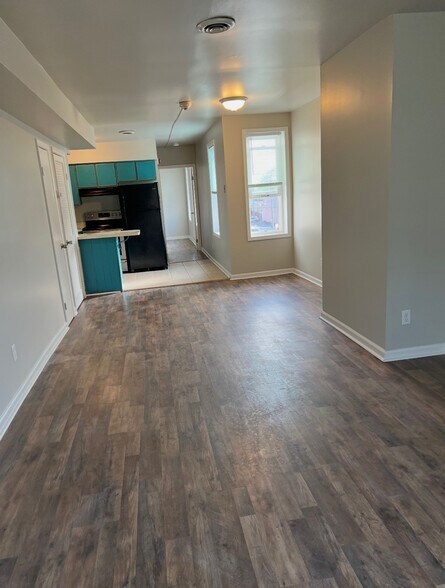 Building Photo - 305 E 9th St