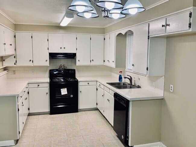 Building Photo - Immaculate home in Broadmoor