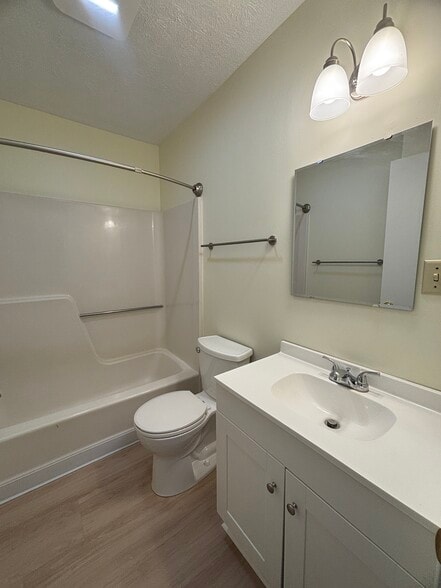 Building Photo - 526 Broadway Ave