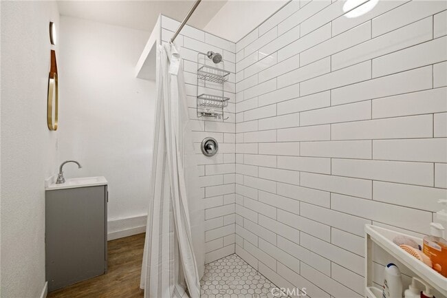 Building Photo - 1583 W 48th St