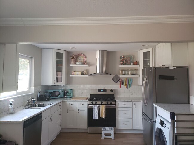 Building Photo - Stylishly Updated 2BR Townhome Near City Park Denver