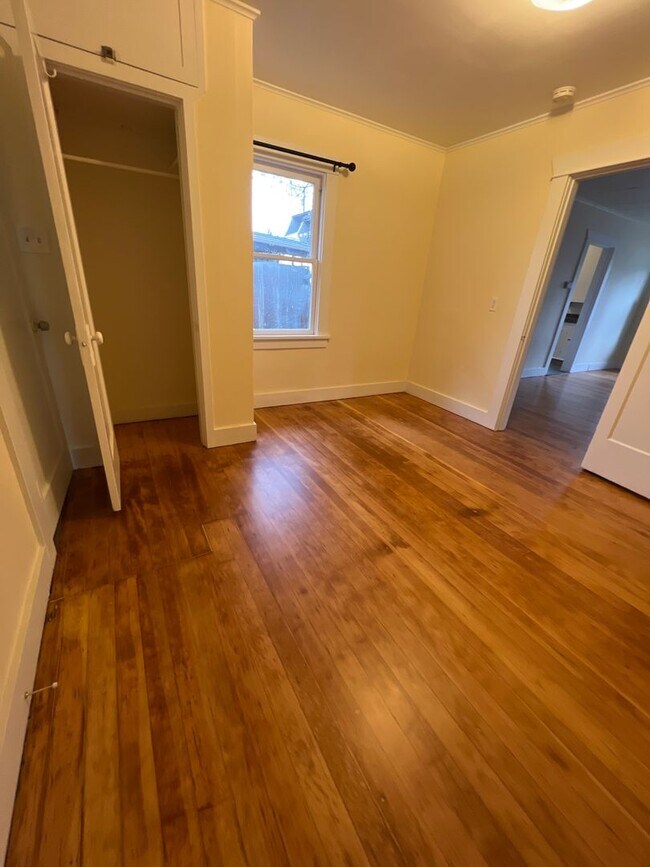 Building Photo - Remodeled DOWNTOWN Bend House, Newer Flooring/Paint/Appliances, Gas heat, Small Garage, Fenced Yard