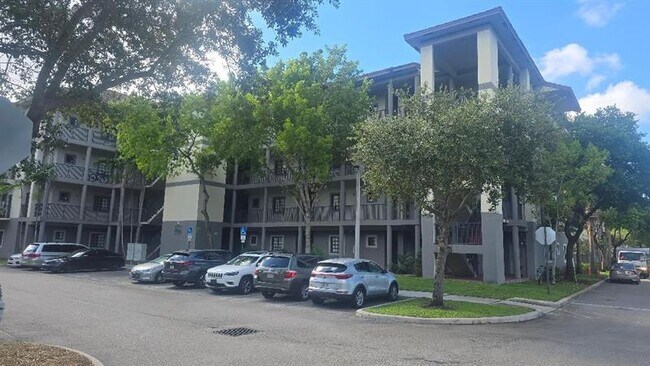 Building Photo - 2801 Riverside Dr