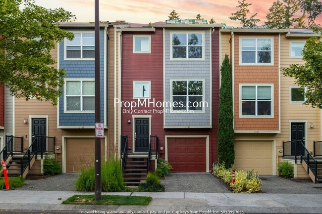 Primary Photo - Spacious Townhome in Tanasbourne!