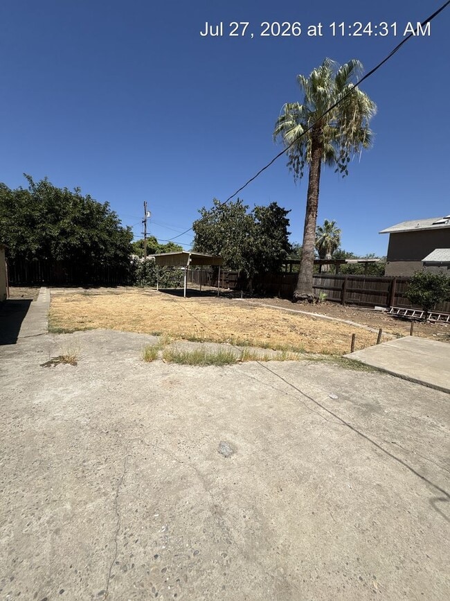 Building Photo - Cozy Home Now Available in Dinuba!!!