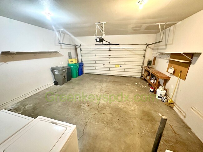 Building Photo - Beautiful 3-Bedroom House with 2.5 Bathroo...