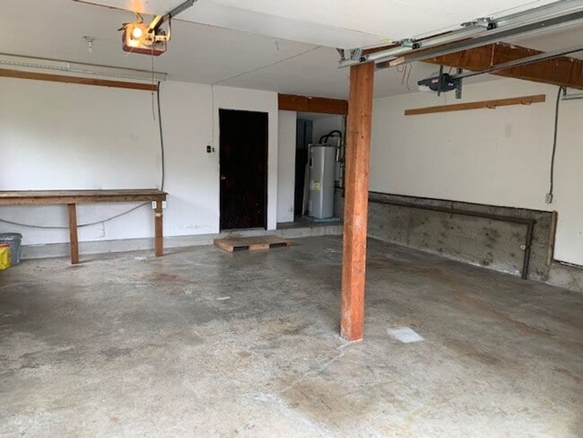 Building Photo - Kenmore House / RENT SPECIAL